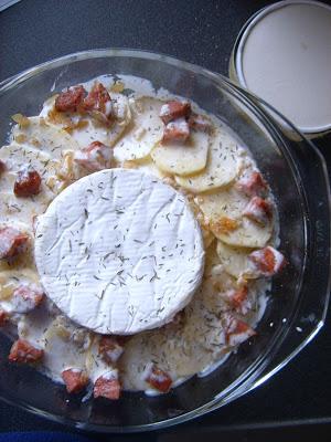 Gratin de pommes de terre, saucisson et camembert.