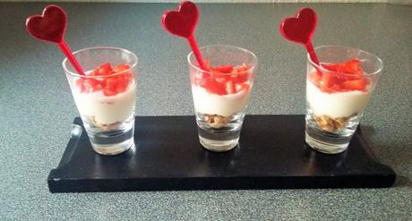 Mini-verrines express aux fraises et crème de yaourt au citron