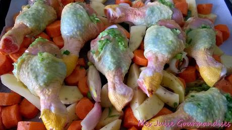 Poulet à l'oignon nouveau, gingembre accompagné de carottes et pommes de terre