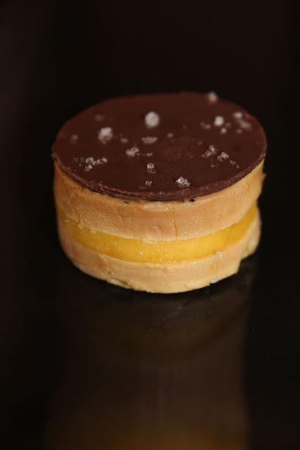 Bouchées de foie gras au poivre noir, mangue et chocolat noir à la fleur de sel