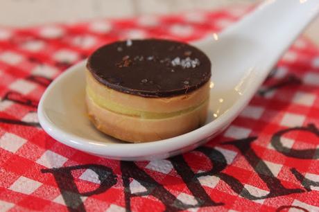 Bouchées de foie gras au poivre noir, mangue et chocolat noir à la fleur de sel