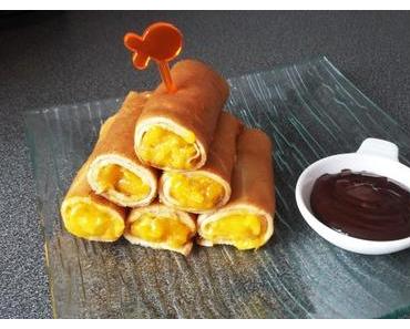Roulés de crêpes mangue, amandes, noix de coco et son coulis de chocolat