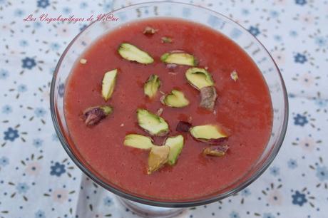 Gaspacho aux tomates cerises, fraises et anchois