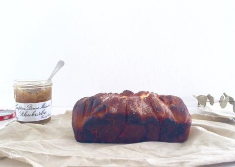 Brioche à effeuiller à la confiture de rhubarbe