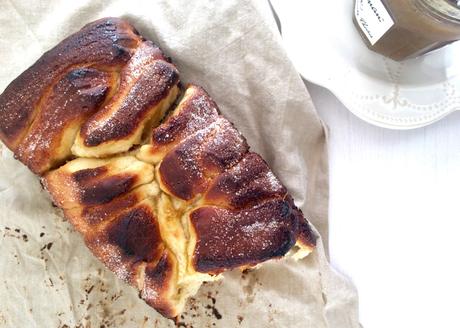 Brioche à effeuiller à la confiture de rhubarbe