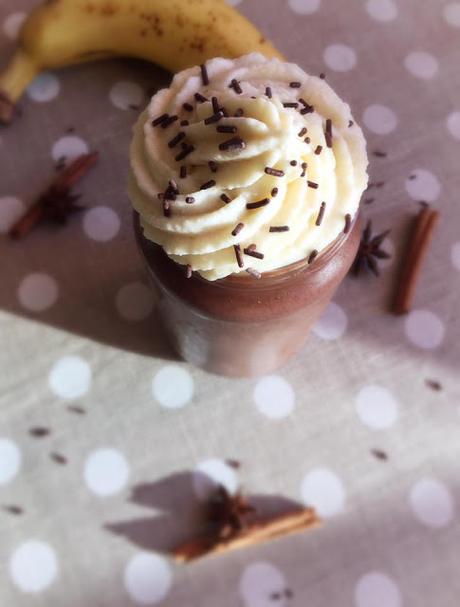 Chocolat chaud aux épices de Noël et sa crème chantilly à la banane