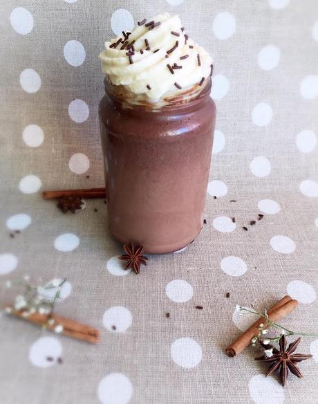 Chocolat chaud aux épices de Noël et sa crème chantilly à la banane