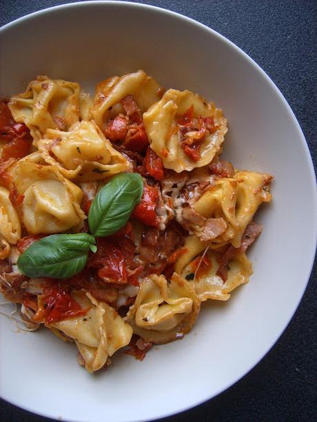 Tortellinis aux tomates semi-séchées et lard fumé.