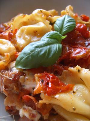 Tortellinis aux tomates semi-séchées et lard fumé.