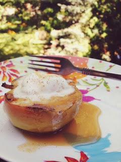 Pommes grillées, glace à la vanille et sauce au caramel