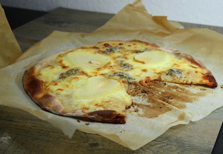 Pizza mozzarella, gorgonzola et poire