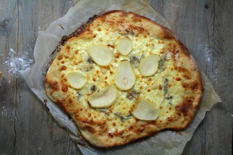 Pizza mozzarella, gorgonzola et poire