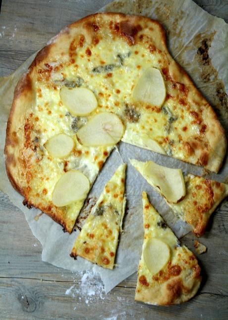 Pizza mozzarella, gorgonzola et poire