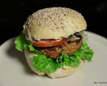 Burger de carottes-sarrasin, oignons grillés & sauce au bleu