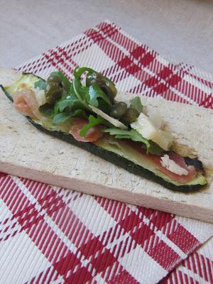 Courgettes grillées au jambon et à la roquette