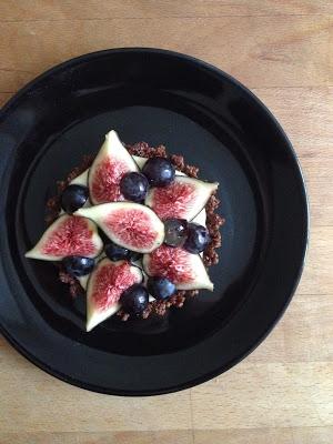 [Recette] Tartelette au muesli chocolat, crème pâtissière au citron, figues et raisin noir