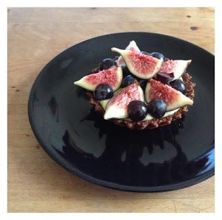 [Recette] Tartelette au muesli chocolat, crème pâtissière au citron, figues et raisin noir