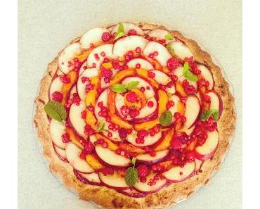 Tarte fine aux fruits d'été (nectarines blanches, abricots et fruits rouges)