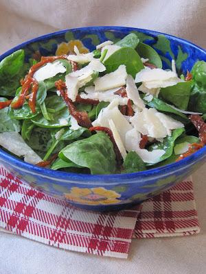 Salade de pousses d'épinards aux tomates confites