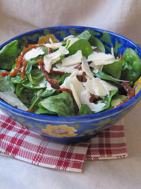 Salade de pousses d'épinards aux tomates confites