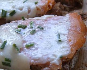Croûte au saumon fumé et mozzarella.