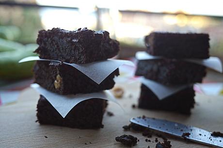 Gâteau étonnant aux courgettes, chocolat et noisettes {sans gluten}