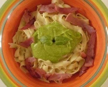 Tagliatelles fraîches au pesto de courgettes et bacon croustillant