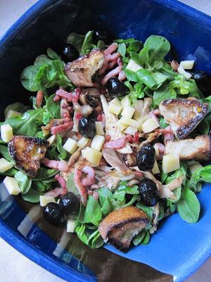 Salade composée au poulet, bacon et comté