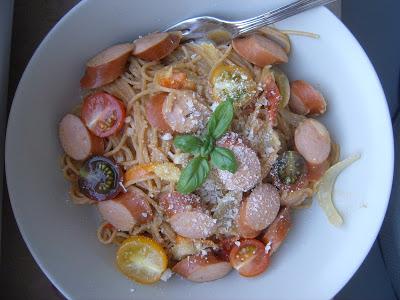 One Pan Pasta au saucisses de Francfort et tomates cerises.