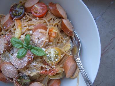 One Pan Pasta au saucisses de Francfort et tomates cerises.