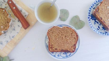 Cake aux épices, pommes-raisins vanillés