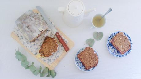 Cake aux épices, pommes-raisins vanillés