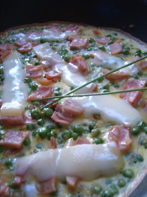 Omelette gourmande: petits pois, jambon et Comté.
