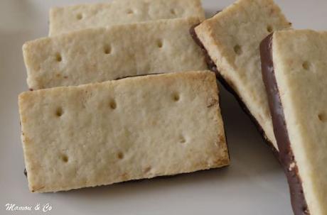 Shortbreads au beurre de coco en coque de chocolat