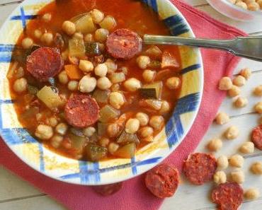 Soupe espagnole de légumes au chorizo, tomates, courgette et pois chiches