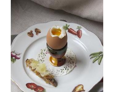 Oeuf coque et mouillette à la confiture d'oignons et au comté