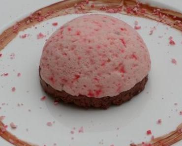 Délice glacé aux pralines roses sur un croustillant au chocolat noir pour Octobre Rose