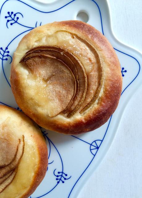 Brioches aux blancs d’œufs et poires