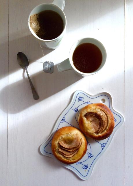 Brioches aux blancs d’œufs et poires