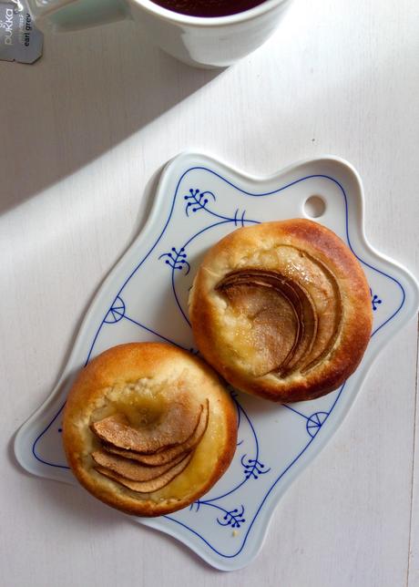 Brioches aux blancs d’œufs et poires