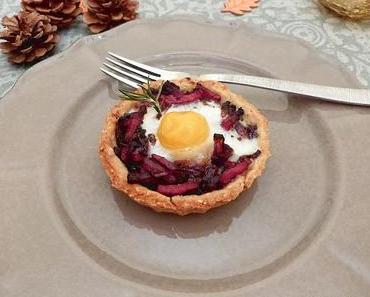 Tartelettes sablés sésame-romarin au confit d'oignon rouge & bacon comme un œuf cocotte / Onion confit and bacon tartlet like an egg casserole