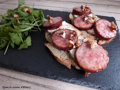 Bruschettas au fromage de chèvre, saucisse de Morteau et noix / Goat cheese, Morteau sausage and walnut bruschettas