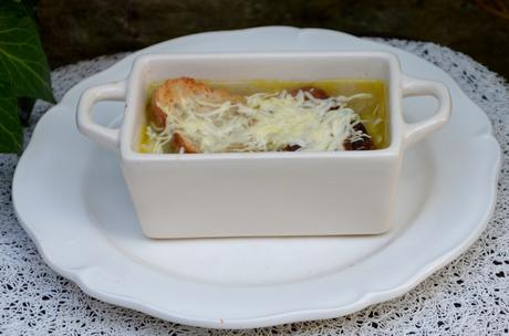 Soupe à l’oignon gratinée