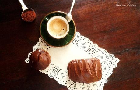 Petits Cakes au Café glacés au chocolat