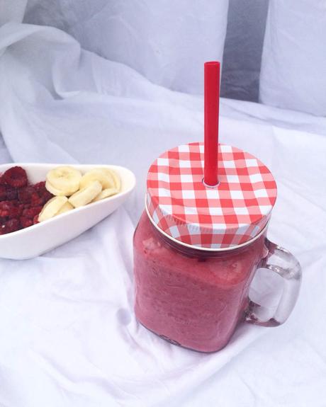 Smoothie Banane Framboises, lait d'amande  et Sucre de Coco (sans lactose)  