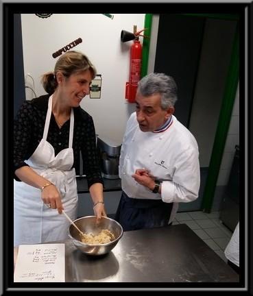 Mélange de la poudre d'amandes, sucre glace et blanc d'oeuf