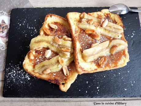 Pain perdu à la banane, au caramel et cacahuètes / Banana, caramel and peanut French toast