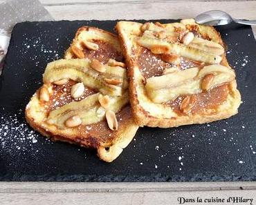 Pain perdu à la banane, au caramel et cacahuètes / Banana, caramel and peanut French toast