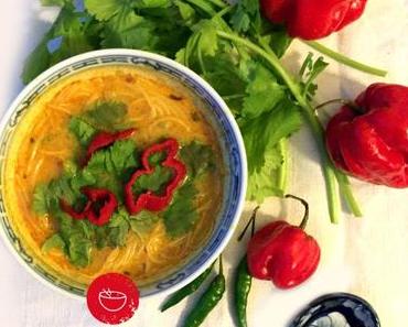 soupe thai aux herbes, épices et poulet