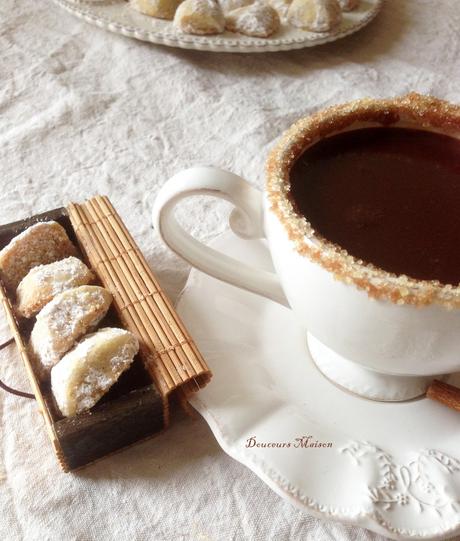 Vanille Kipferl et Chocolat à la Cannelle Caramélisée